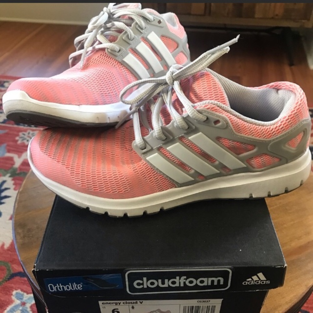 Tennis shoes